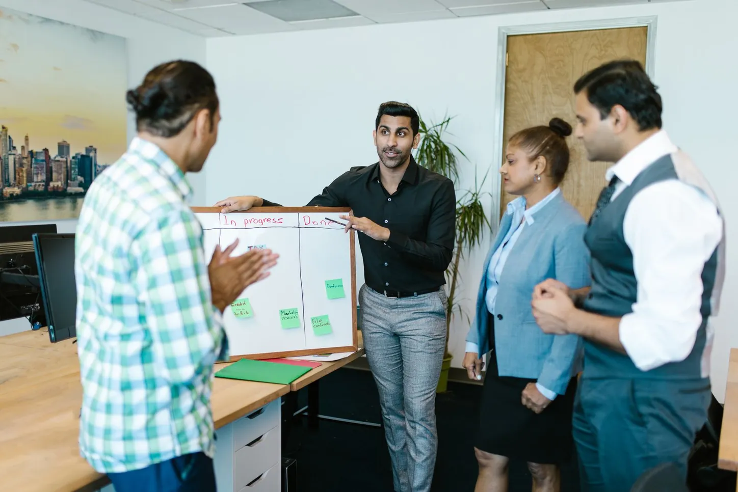 Team bespricht einen Plan an einem Whiteboard
